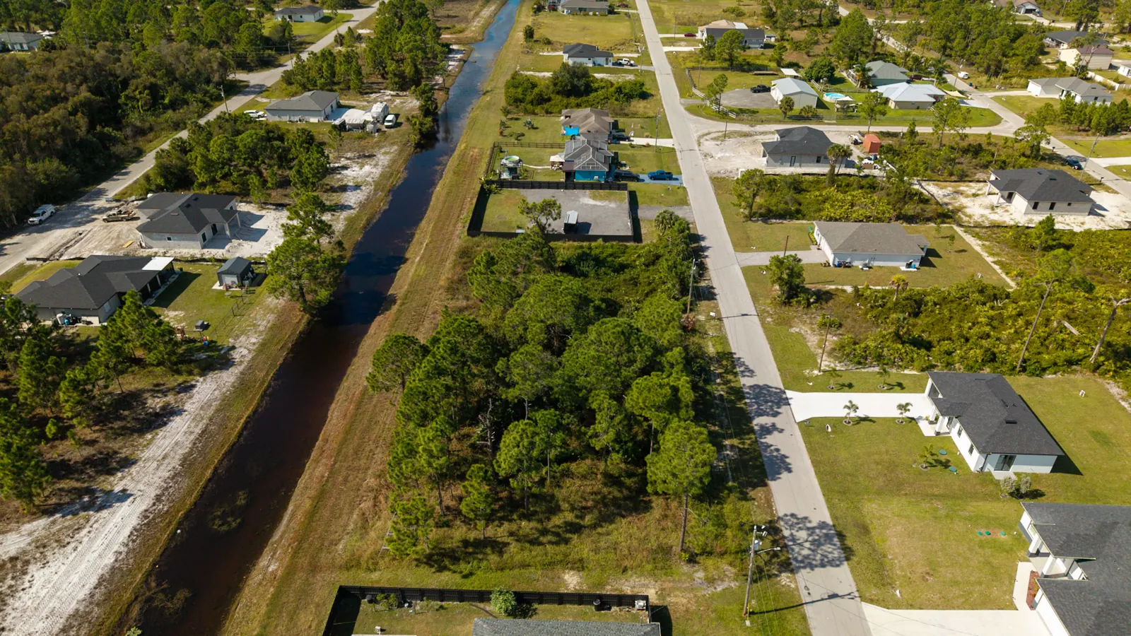 Neighborhood context, Canal lots and homes